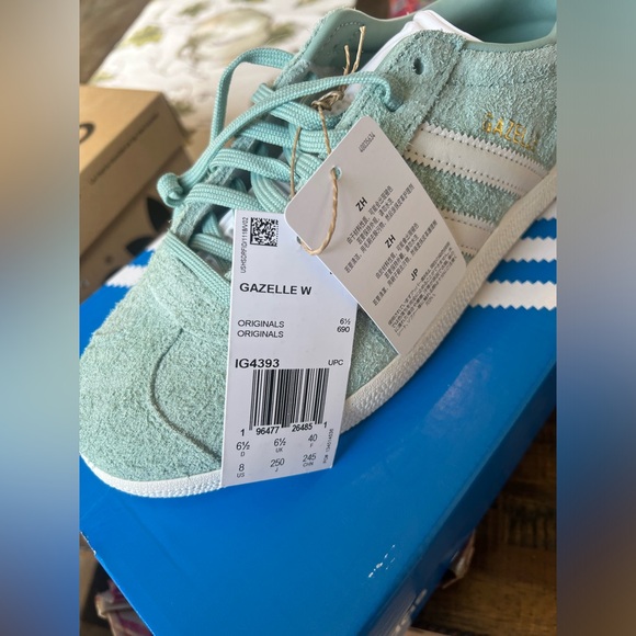 *BRAND NEW IN BOX* Womens adidas Gazelle Athletic Shoe - Hazy Green / Off White